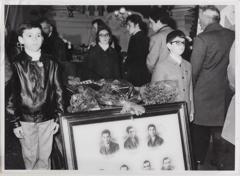 Gattatico-Reggio Emilia, 27-30 marzo 1970, Funerali di Alcide Cervi, camera ardente di Alcide nella Sala del Tricolore di Reggio Emilia, picchetto d'onore